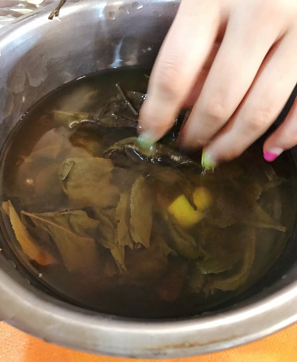 タイ料理 茶葉で手を洗う